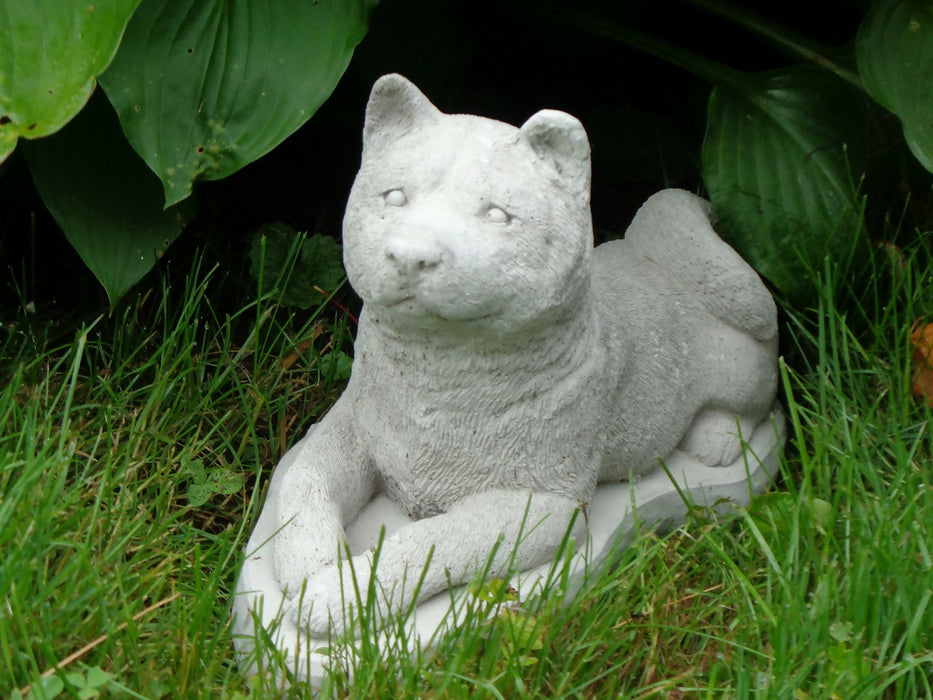 Akita Concrete Dog 4-1/2 x 10-1/2 x 6-3/4" High